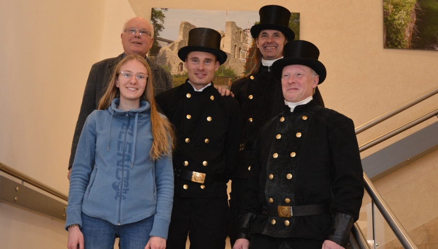 Auf eine gute Zusammenarbeit im Kreis Paderborn freuen sich Frau Gottwick (Sachbearbeitung Schornsteinfegerwesen Kreis Paderborn), Christian Baden (Übernahme des Kehrbezirks Bad Lippspringe), Joachim Eilbrecht (Abgabe des Kehrbezirks Bad Lippspringe, vorne, v.l.), Heiner Bühlbecker (Sachgebietsleiter öffentliche Sicherheit und Ordnung) und Olaf Meiners (Bezirksschornsteinfegermeister, oben, v.l.). Foto: Kreis Paderborn